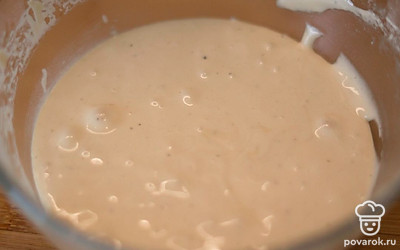 Посолите и поперчите. Накройте миску пищевой пленкой и уберите на ночь в холодильник.