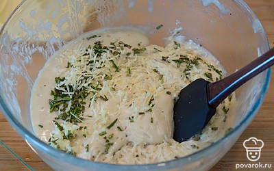 Веточки розмарина мелко нарежьте и добавьте в тесто. 