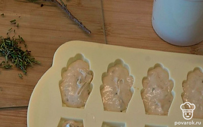 При помощи ложки заполните формы для печенья на две трети. Посолите и украсьте сверху небольшим количеством розмарина. Выпекайте при 180 градусах 15-20 минут до золотистого цвета. Чтобы мадленки испеклись быстрее, духовку можно разогреть до 200 градусов, а потом сразу уменьшить до 180.