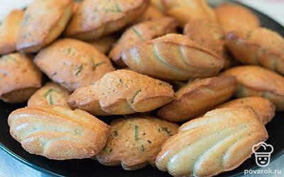 У вас получится целая тарелка ароматных и сытных мадленок. Подавайте в остывшем виде. Приятного аппетита! 