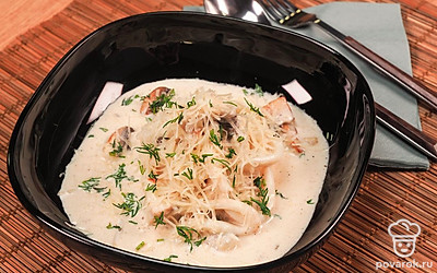 Готовое блюдо выложите на тарелку, украсьте измельченной зеленью или тертым сыром.