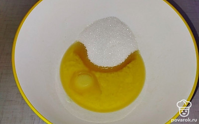 Добавить яйцо, сахар и хорошо перемешать. 