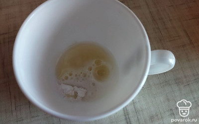 В отдельной емкости погасить соду (сода, мед, уксус и немного воды). Вылить в тесто. 