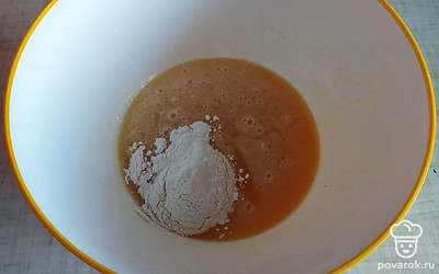 Далее насыпать муку и крахмал. 