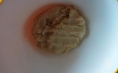 Замесить эластичное тесто и разделить его на три части. 