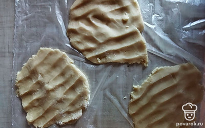 Одну часть отделить и, сформировав небольшие тонкие лепешки, отправить в морозильную камеру. 