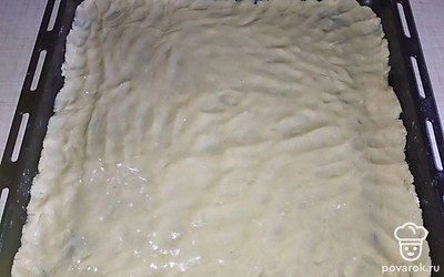 Оставшиеся две части равномерно распределить руками по противню. 