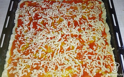 Сверху посыпать натертым на терке тестом из морозилки. Отправить в духовку на 15-20 минут. 