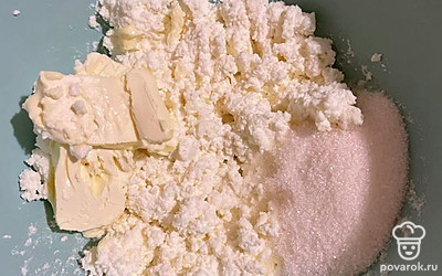 В большую тарелку выложить творог, сахар, размягченное сливочное масло, ванильный сахар, щепотку соли и перемешать. 