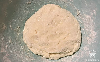 Тесто должно получиться мягким, хорошо держать форму и не прилипать к рукам. Убрать в холодильник на 15 минут.