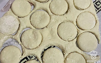 Раскатать тесто толщиной в 3 миллиметра. При помощи стакана вырезать заготовки печенья.
