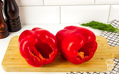 Аккуратно удалите плодоножку и семена перца.