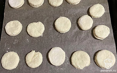 Выложить печенье на противень, застеленный пергаментом, и выпекать около 20 минут до легкого золотистого цвета.