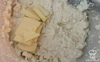 Творог смешиваем с сахаром и мягким маслом.