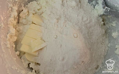Добавляем муку и замешиваем эластичное тесто.