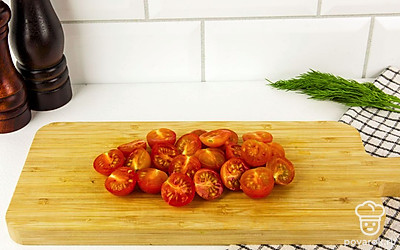 Помидоры черри разрежьте пополам.