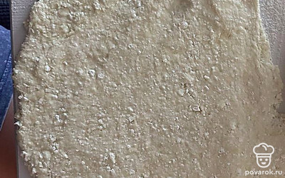 Раскатываем тесто тонким пластом.