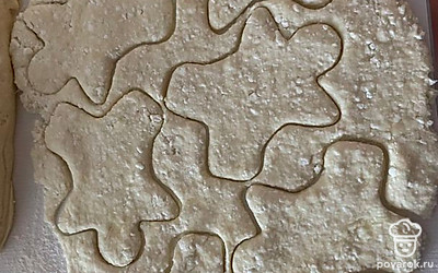 С помощью форм для печенья делаем заготовки. Формы можно заменить на обычный стакан.