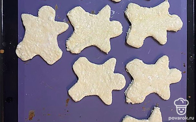 Печенье выкладываем на противень и отправляем в духовку на 10 минут при 180 градусах.
