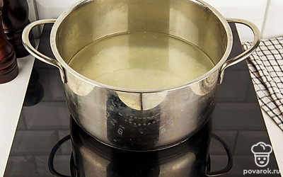 Промойте рис холодной водой, посолите и варите, не доводя до готовности.