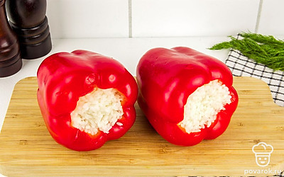 Плотно начините рисом каждый перец.