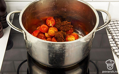 В кастрюлю с толстым дном добавьте масло, помидоры черри и аджику. Тушите 2-3 минуты.