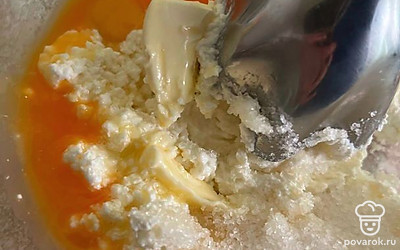 Все ингредиенты смешать в блендере. В конце добавить муку.