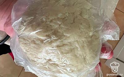 Получившееся тесто положить в пакет, убрать в холодильник на 15 минут.