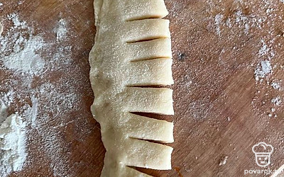 Достать тесто из холодильника. Сделать надрезы и сформировать цветочки.