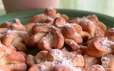 Спустя 25 минут печенье готово. В конце присыпать выпечку сахарной пудрой.