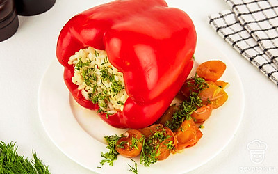 Подавайте перцы с тушеными помидорами черри и любимой зеленью.