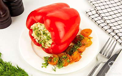 Подавайте фаршированные перцы с томатным соусом. Чтобы его приготовить, протрите через сито помидоры и потушите их в сковороде на среднем огне. Добавьте соль, черный молотый перец и измельченный чеснок, и держите соус на огне, пока не выпарится лишняя влага.