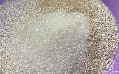 Просеять ржаную муку. Добавить все сухие ингредиенты.