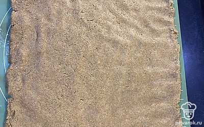 Добавить воду, растительное масло. Замесить тесто. Раскатать в пласт толщиной 5 миллиметров.