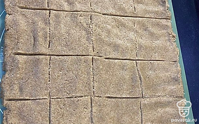 Пластиковым ножом разделить на квадраты.