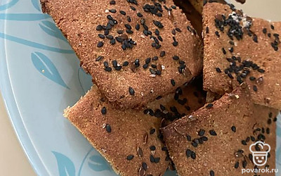 Разламывая легко на квадратики, подать с теплым чаем или молоком.