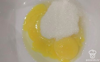 В миску разбить желтки, добавить сахар. Все растереть.