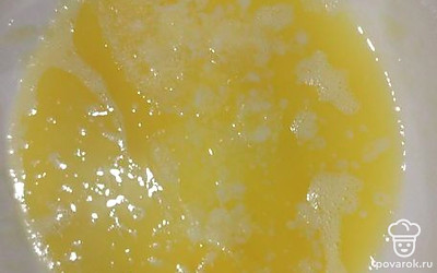 Добавить растопленное сливочное масло и перемешать. 