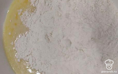 Добавить соль, ванилин, муку.