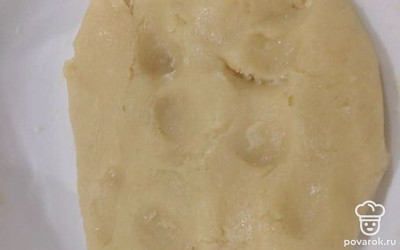 Замесить тесто, убрать его в морозильник на 15 минут. 