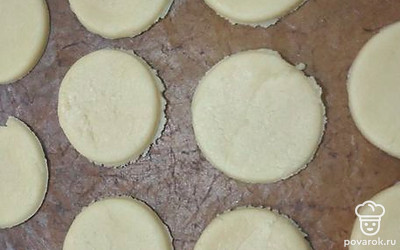 Тесто раскатать, вырезать кружочки, выложить на пергамент и отправить в разогретую духовку на 15 минут при 180 градусах.