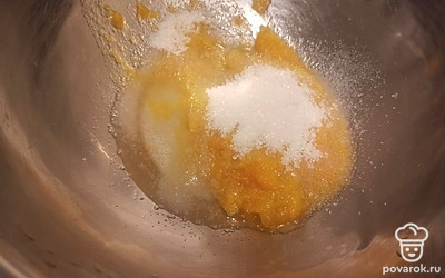 Тыквенное пюре смешиваем с сахаром и растительным маслом. 