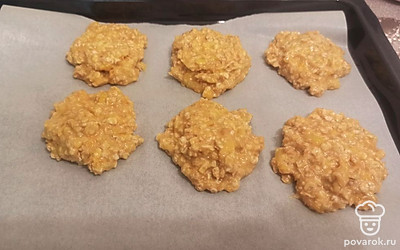 Ложкой выкладываем тесто на противень, застеленный пергаментной бумагой. Ставим в разогретую до 180 градусов духовку на 30 минут. 