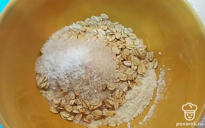 Овсяное печенье смешайте с мукой, сахаром и разрыхлителем теста.