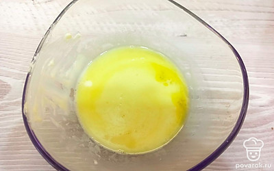 Масло растопите в микроволновой печи в течение 30 секунд до однородной массы.