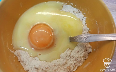 Добавьте яйцо и масло, перемешайте все до однородной массы.