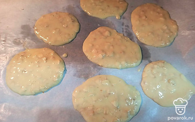 Вылейте на противень и выпекайте в разогретой до 180 градусов духовке 20 минут.