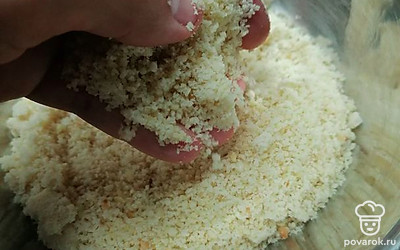 Берем миндальную муку. Смешиваем с сахарной пудрой, рисовой мукой, яйцами. 