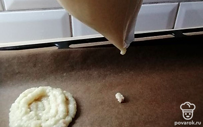 Вливаем смесь в кондитерский мешок, в обычный файл или фасовочный пакет. Выдавливаем на противень тесто в любой удобной форме. Я сделала круг. 