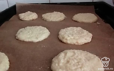 Ставим печенье в заранее нагретую до 150 градусов духовку. Выпекаем 15-20 минут. Даем остыть. 